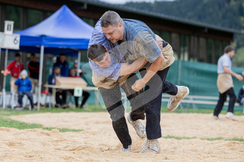 Unteriberg2025_2513 | Die Schwinger des Schwyzer Kantonalen Schwingerverbandes: Fotos, die Dynamik und Leidenschaft festhalten, sowie emotionale Momente aus dem traditionellen Schwingsport zeigen. - Realisiert mit Pictrs.com