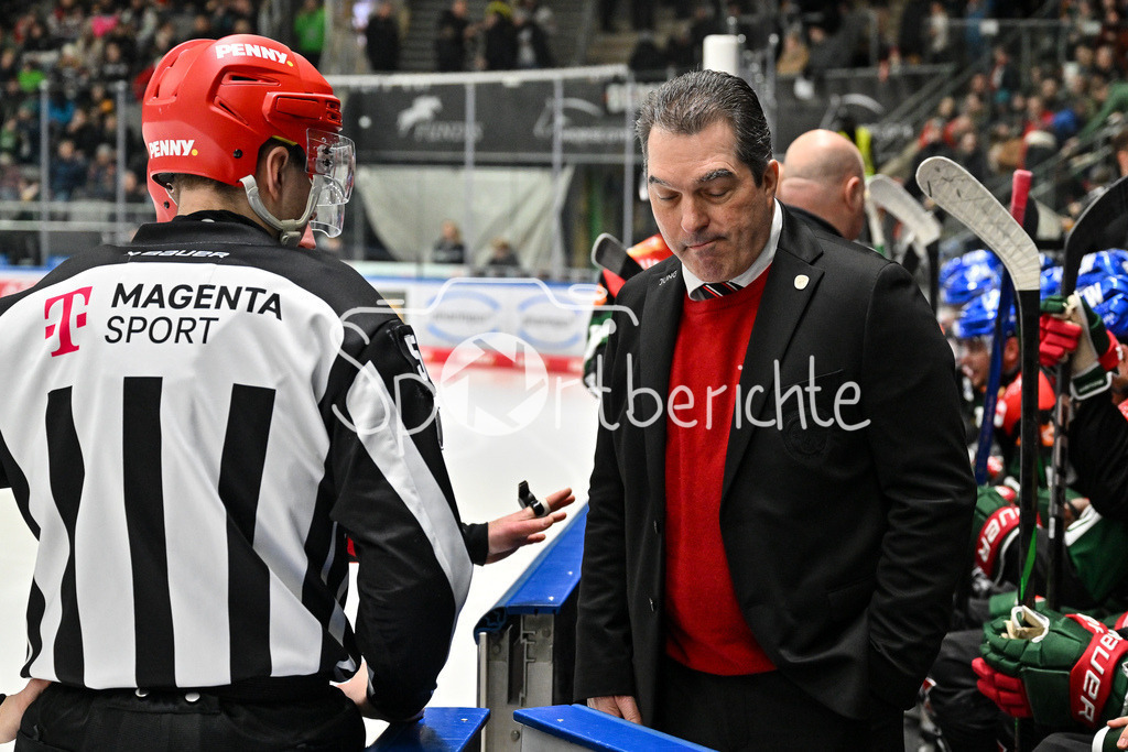 Augsburger Panther - Löwen Frankfurt  | im Gespraech mit den Schiedsrichtern - Larry MITCHELL Headcoach Augsburger Panther / DEL: Augsburger Panther - Loewen Frankfurt, Curt Frenzel Stadion am 12.01.2025