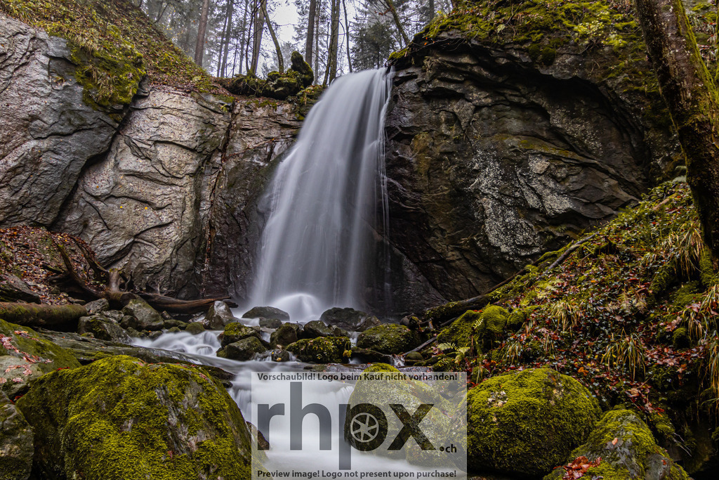 Wasserfall im Herbst | Stimmungsvolle Fotokunst aus Luzern. Erlebe den Pilatus, den See und die Stadt Luzern in exklusiven Aufnahmen in der Fotogalerie & Shop. - Realisiert mit Pictrs.com