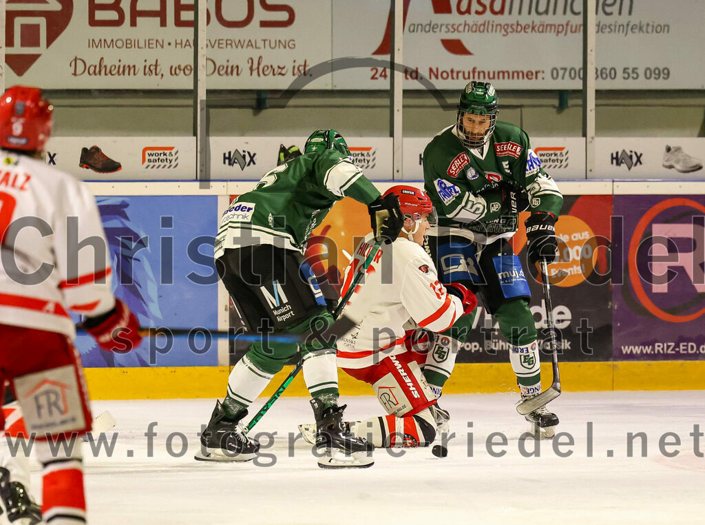 2023-10-20_095_TSV_Erding_gegen_EHC_Klostersee | Erding, Deutschland, 20.10.2023:.Eishockey, Bayernliga Vorrunde 2023 / 2024, 2. Spieltag, TSV Erding gegen EHC Klostersee, Endergebnis: 7:2..Tobias Hilger (EHC Klostersee, #13), Florian Zimmermann (Erding Gladiators, #5)..Foto: Christian Riedel / fotografie-riedel.net