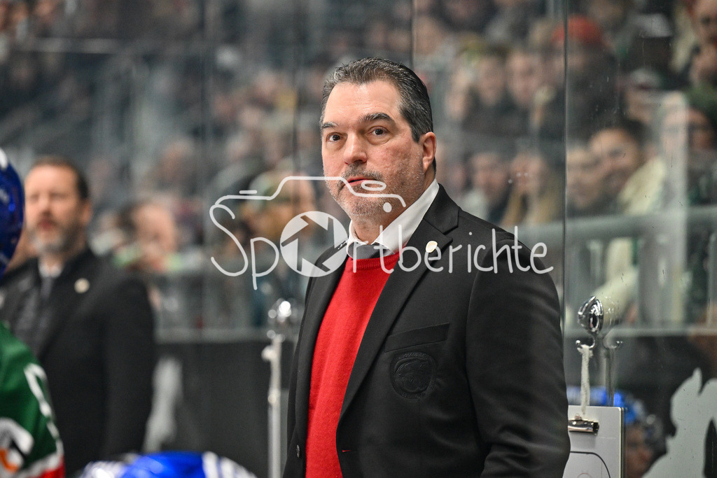Augsburger Panther - Kölner Haie | im Bild Larry MITCHELL Headcoach Augsburger Panther / Einzelfoto / Freisteller / DEL: Augsburger Panther - Koelner Haie, Curt Frenzel Stadion am 02.03.2025
