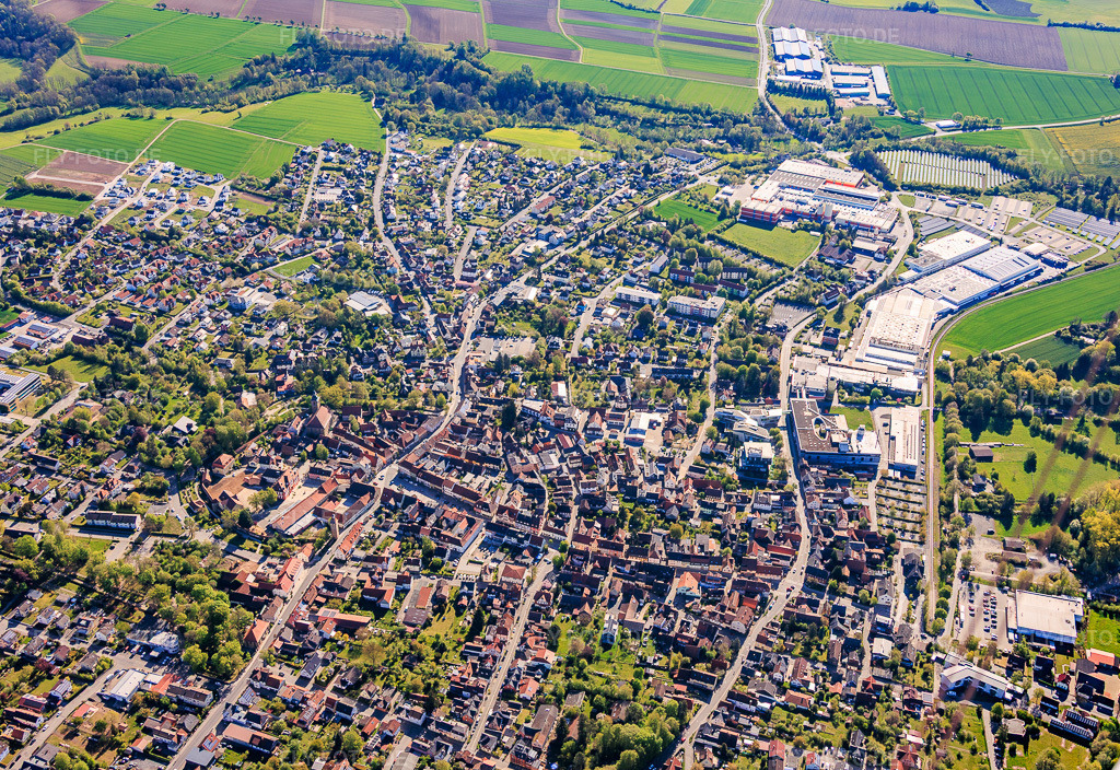 Luftbild: Ortsansicht von Westen in Bad Rodach im Bundesland Bayern in Deutschland. – Foto: IMG_155723.jpg vom 02.05.2026 durch Werner Riehm/FLY-FOTO.de – Auflösung des Originals: 5402 x 3712 px