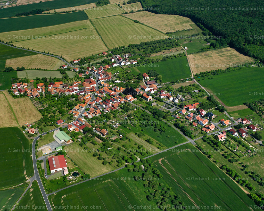 2634506 | OBERORSCHEL 09.06.2006 Wald- Gebiete und Forstflächen umsäumen das Siedlungsgebiet des Dorfes in Oberorschel im Bundesland Thüringen, Deutschland // Village - view on the edge of forested areas in Oberorschel in the state Thuringia, Germany Foto: Gerhard Launer