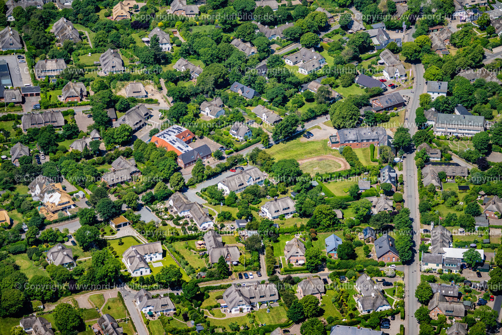 Sylt_Keitum_Gurtstieg_Gaart_ELS_0045210625 | SYLT 21.06.2025 Ortsansicht an der Meeres-Küste Straße Gurtstieg, Dorfstraße in Keitum auf der Insel Sylt im Bundesland Schleswig-Holstein, Deutschland. // View of the sea coast street Gurtstieg, village street in Keitum on the island of Sylt in the federal state of Schleswig-Holstein, Germany. Foto: Martin Elsen