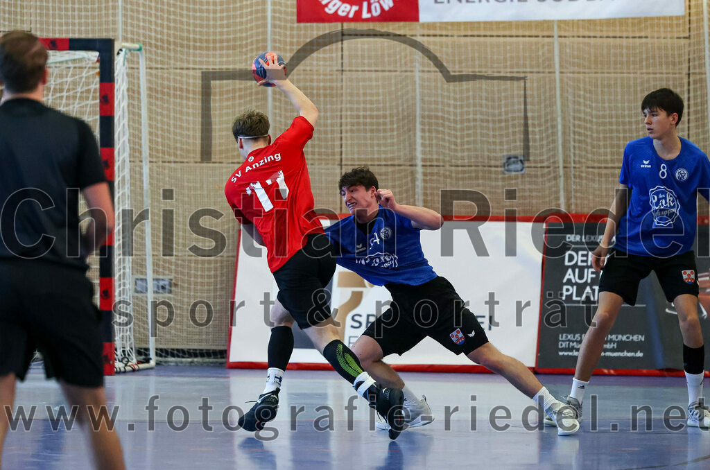 2022-12-17_046_SV_Anzing_gegen_TSV_Simbach | Anzing, Deutschland, 17.12.2022:
Handball, Bayernliga männliche A-Jugend 2022 / 2023, 9. Spieltag, SV Anzing gegen TSV Simbach, Endergebnis: 39:30

Paavo Hofmann (SV Anzing, #11), Tobias Plaza (TSV Simbach, #94), Adrian Barbet (TSV Simbach, #8)

Foto: Christian Riedel / fotografie-riedel.net