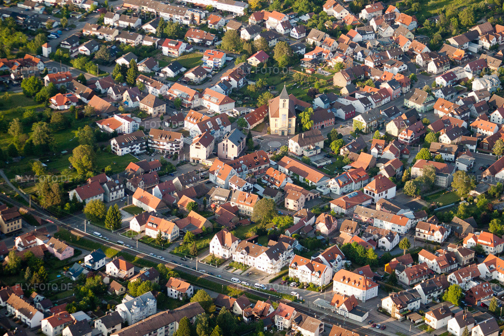 Luftbild: Wikingerstraße und Eisenbahnstr im Ortsteil Langensteinbach in Karlsbad im Bundesland Baden-Württemberg in Deutschland. Foto: IMG_27609.jpg vom 23.05.2010 durch Werner Riehm/FLY-FOTO.de