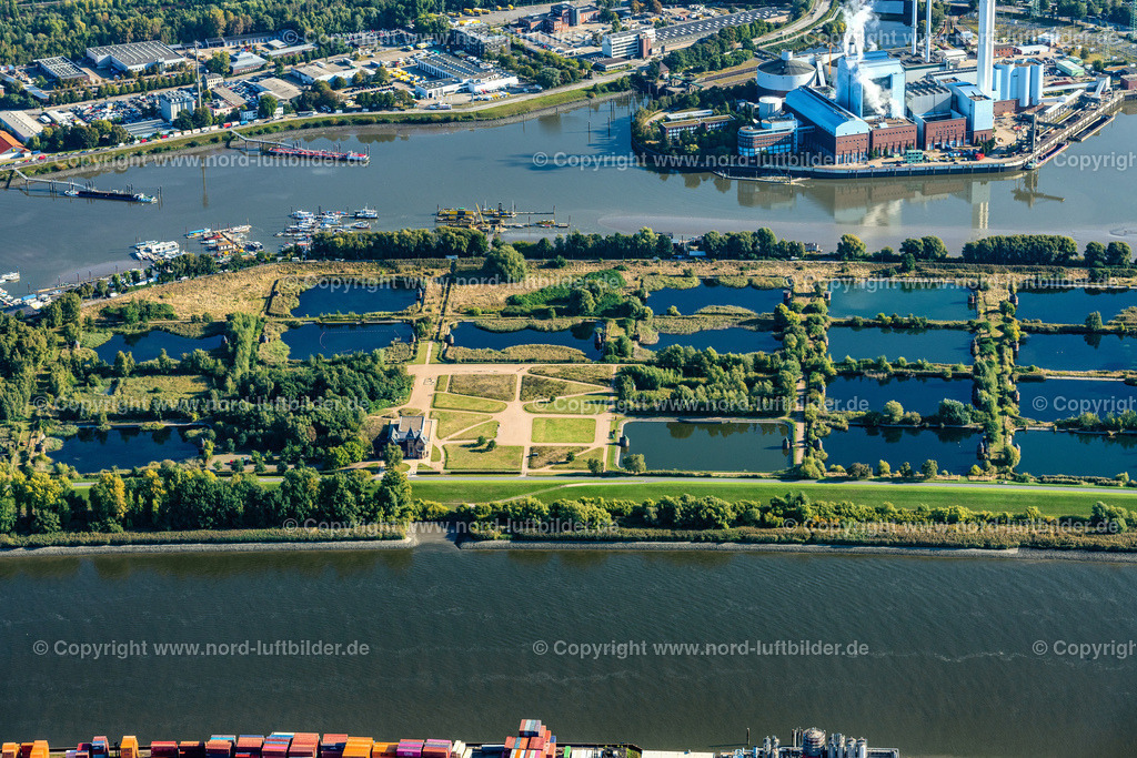 Hamburg_Kaltehofe_Elbinsel_ELS_1904220922 | HAMBURG 22.09.2022 Industrie- Denkmal der stillgelegten technischen Anlagen und Produktionshallen des Geländes der "Wasserkunst Elbinsel Kaltehofe" an derk Billwerder Bucht an der Straße Kaltehofe-Hauptdeich in Hamburg, Deutschland. Weiterführende Informationen bei: HPA Hamburg Port Authority,  Stiftung Wasserkunst Elbinsel Kaltehofe. // Industrial monument of the technical plants and production halls of the premises of "Wasserkunst Elbinsel Kaltehofe" at the barrage Billwerder Bucht on street Kaltehofe-Hauptdeich in Hamburg, Germany. Further information at: HPA Hamburg Port Authority,  Stiftung Wasserkunst Elbinsel Kaltehofe. Foto: Martin Elsen