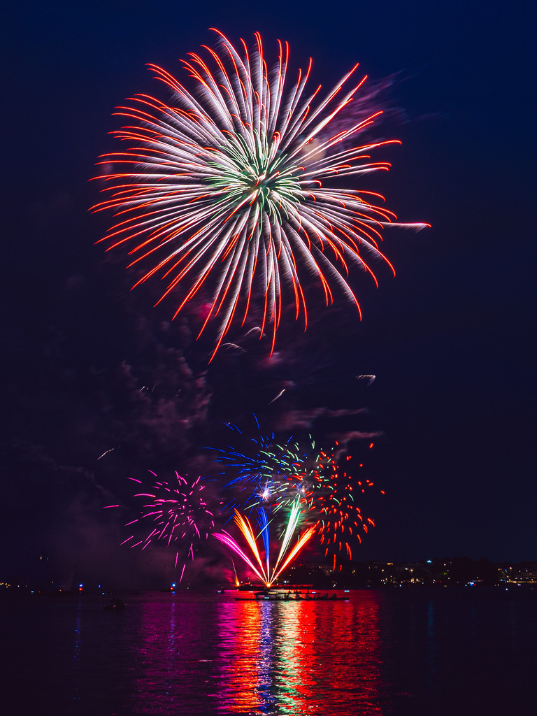 Kirschblütenfest 2026 - 1 | Feuerwerk beim jährlichen Kirschblütenfest auf der Außenalster. - Realisiert mit Pictrs.com