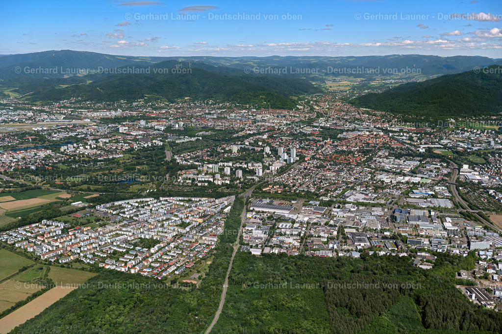 4033724 | WEINGARTEN 30.06.2020 Stadtgebiet mit von Wald- und Forstflächen umsäumten Außenbezirken und Innenstadtbereich in Weingarten im Bundesland Baden-Württemberg, Deutschland // Urban area with outskirts and inner city area surrounded by woodland and forest areas in Weingarten in the state Baden-Wuerttemberg, Germany Foto: Gerhard Launer