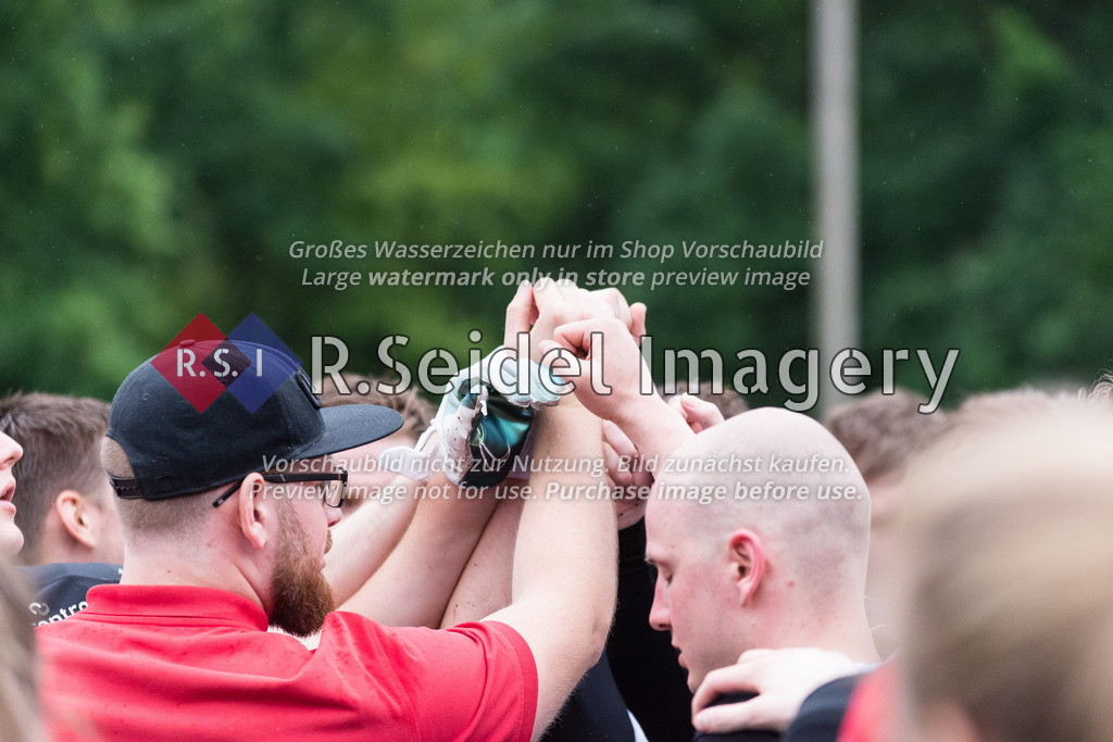 American Football, Saison 2023, Regionalliga Nord, Black Swans - Hamburg Blue Devils, TSG Swans Field, 01.07.2023, 6. Gameweek | Mannschaftshuddle der Black Swans nach dem Spiel