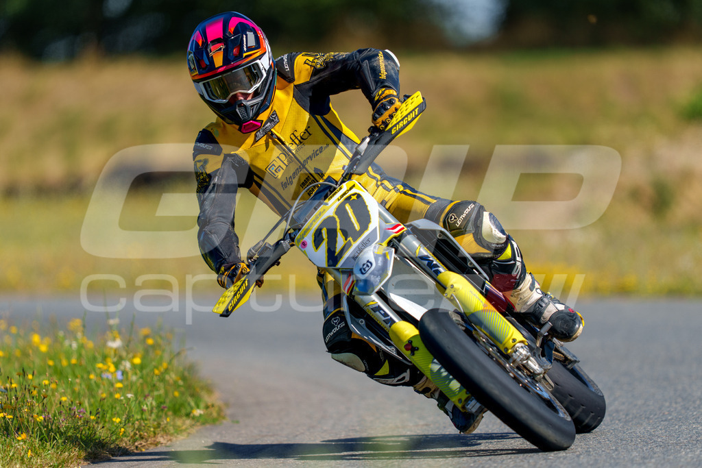 SuperMoto_Staatsmeisterschaft_Fuglau-natural-199 | GRIPcapture steht für authentische Sportfotografie in Österreich – für Momente, die mehr sind als Geschwindigkeit oder Ergebnis. Es geht um Emotion, Spannung, Fokus und den Augenblick, der oft nur einen Wimpernschlag dauert.Ob Motorsport, Teamsport oder 