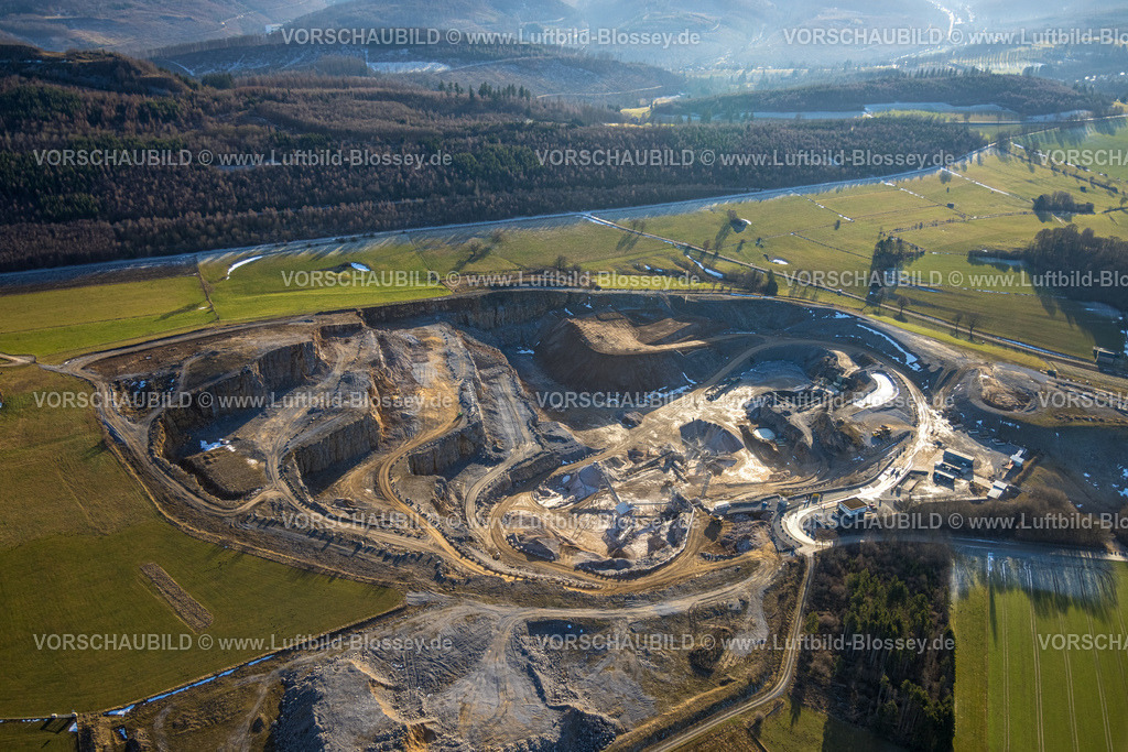 Brilon260104710 | Luftbild, Steinbruch Brilon Spenner, Kalksteinbruch Am Kirchloh, Fernsicht mit Hügellandschaft, Brilon, Sauerland, Nordrhein-Westfalen, Deutschland