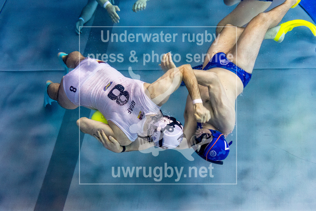 Deutsche Meisterschaft 2024 in Unterwasser-Rugby | Halbfinale: DUC Krefeld in weiß gegen SV Rheine in blau. - Realisiert mit Pictrs.com