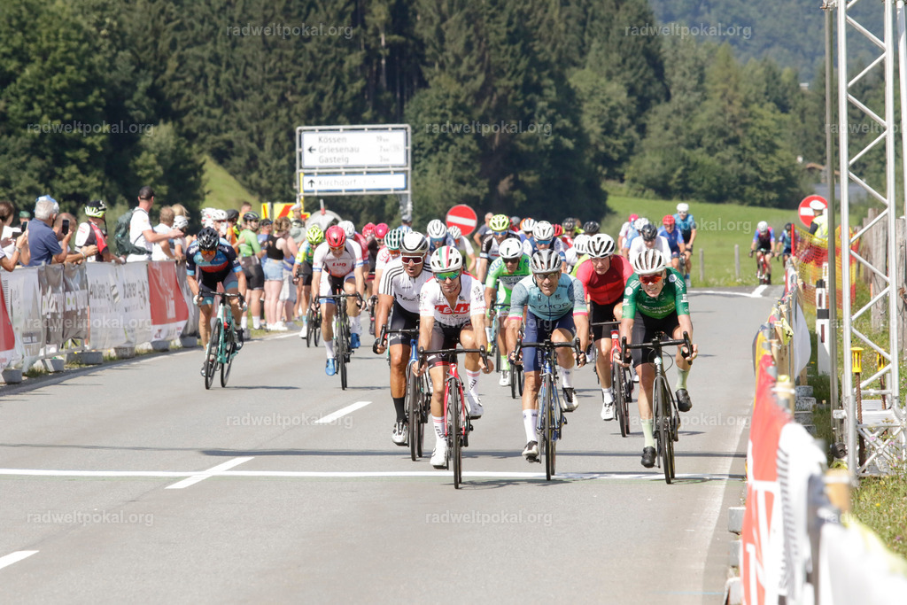 1070_20230817_Bewerb_Maenner_Muehlanger | AUT - OESTERREICH, 2023-08-16: SPORT RENNRAD-FAHREN - 55. INTERNATIONALER RADWELTPOKAL IN ST. JOHANN IN TIROL  - Vintage-Radrennen mit WM-Bronze-Medaillen-Siegerin Christina Schweinberger, den Teilnehmer und Alexander Baumann (vom Orginastions-Team) - TAG 2 BEWERB MAENNER IN SECHS GRUPPEN  ; Foto: Roland Muehlanger