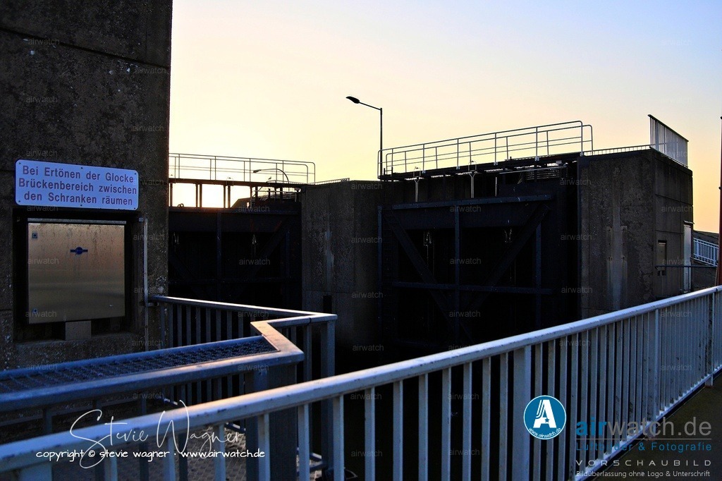 Das Eidersperrwerk - Teil des Generalplans Küstenschutz | Es sichert zudem die Entwässerung der Marschgebiete und ermöglicht durch eine integrierte Schleuse und einen Autotunnel den Schiffs- und Straßenverkehr zwischen Dithmarschen und Eiderstedt.