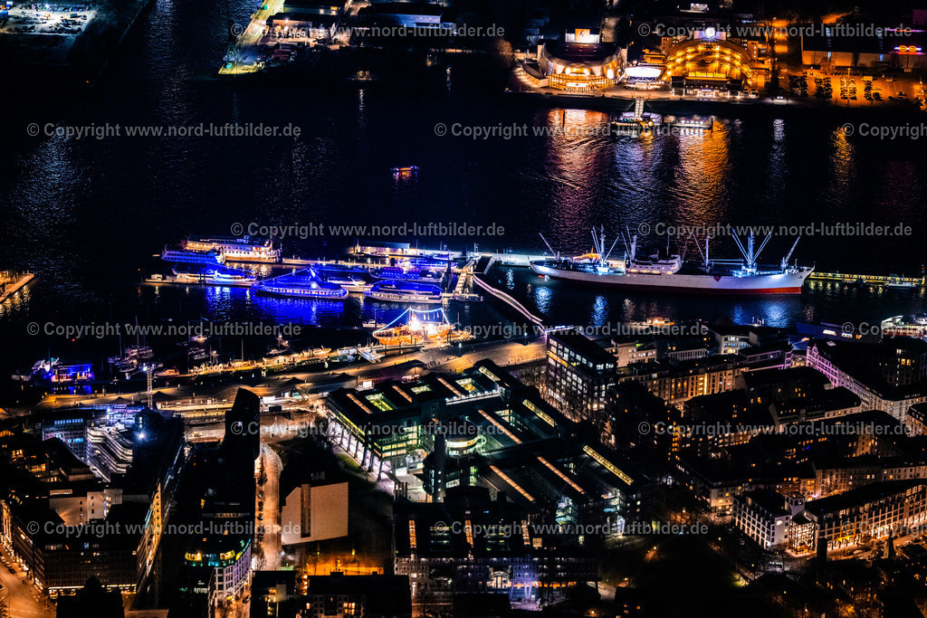 Hamburg_Hafen_Nachtaufname_ELS_7658060325 | HAMBURG 06.03.2025 Nacht- Lichter und Beleuchtung Hafenanlagen des Niederhafen mit dem Feuerschiff und Ausflugsbooten am Ufer des Flußverlaufes der Elbe in Hamburg, Deutschland. // Night lighting port facilities of the Niederhafen with the lightship and excursion boats on the banks of the river Elbe in Hamburg, Germany. Foto: Martin Elsen