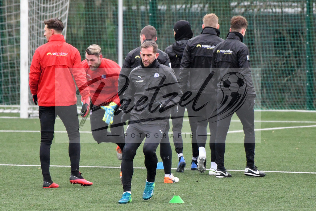 20200213_TRAOSN_0035 | Fussball, Herren: Marc Heider (VfL Osnabrueck) waermt sich auf waehrend der Trainingseinheit des VfL Osnabrueck im Sportpark Illoshoehe am 13.02.2020 in Osnabrueck, Deutschland. - Realisiert mit Pictrs.com
