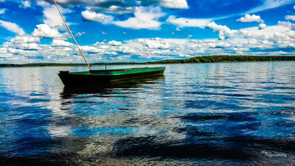 Grünes Boot am See | digital signiert