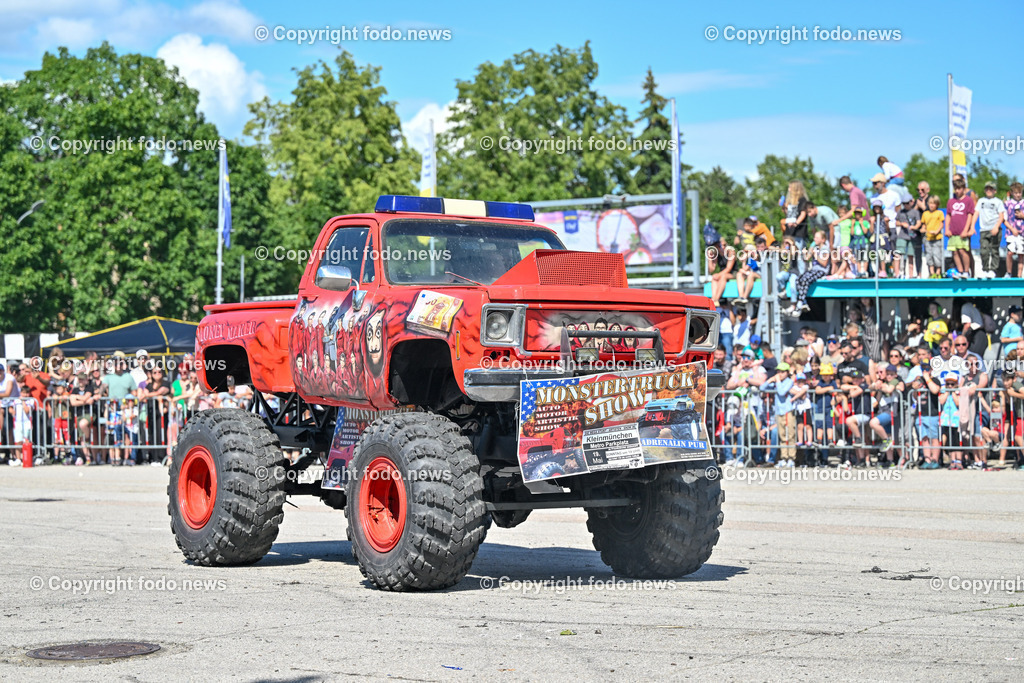 Linz_ Autostunt_ Monstertruck_ Show_ 20.05.2024-49 | 20.05.2024, Linz, AUT, Stuntshow, im Bild Linz, Autostunt, Monstertruck, Show, Schrottauto, Stuntman, Motor, Artistik, Ueberschlag, Feuershow, Zuschauer