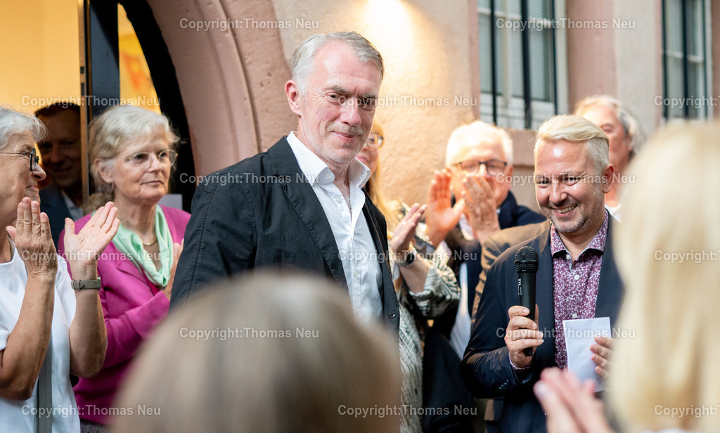 Neo-rauch-Ausstellung-museum-bensheim-art-2024061_Fotografie_Thomas_Neu | 6.7.2024, bbe, Museum Bensheim, Ausstellung Neo Rauch "im Papiergrund", hier im Dialog mit dem Museumnsleiter Dr. Jan Christoph Breitwiese (rechts) , Bild: Thomas Neu