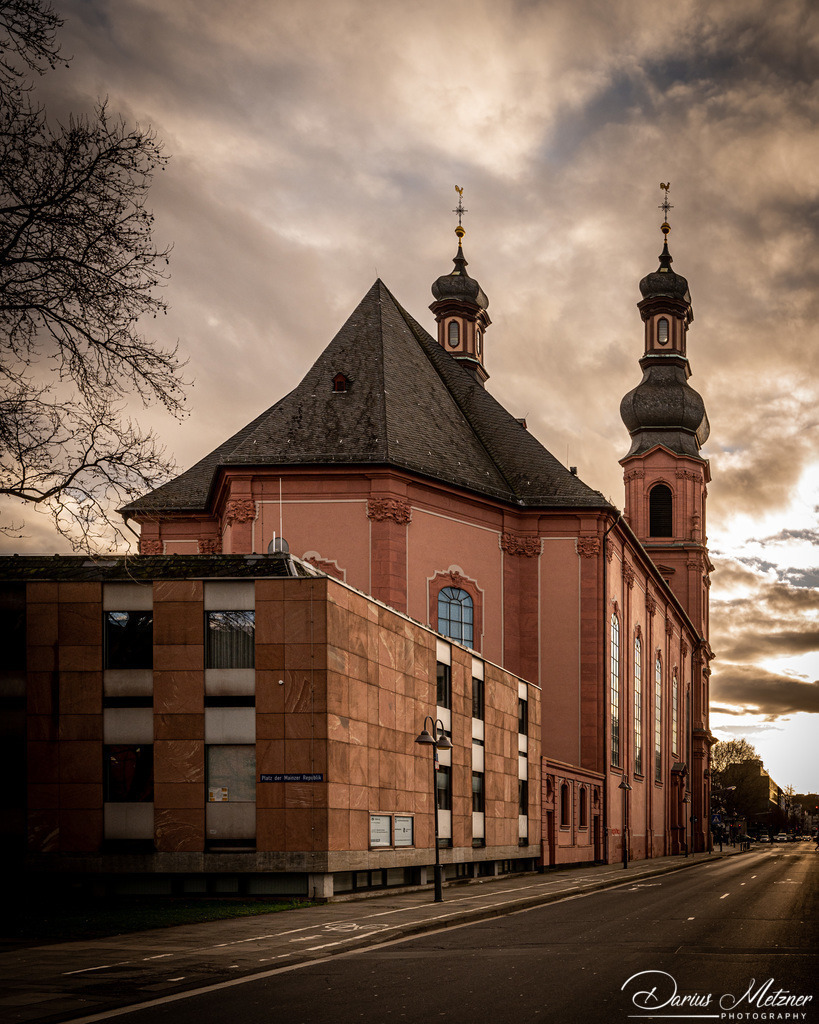 St. Peter in Mainz | Die St. Peter Kirche in Mainz am Rhein. Aufgebaut, abgerissen, versetzt. Die Historie der Pfarrkirche St. Peter mit den Zwiebelturmzwillingen ist bewegt. Sie ist eine der ältesten Kirchen von Mainz und wurde 1989 nach mehr als zehnjähriger Restaurierung für die Gemeinde wieder eröffnet.
