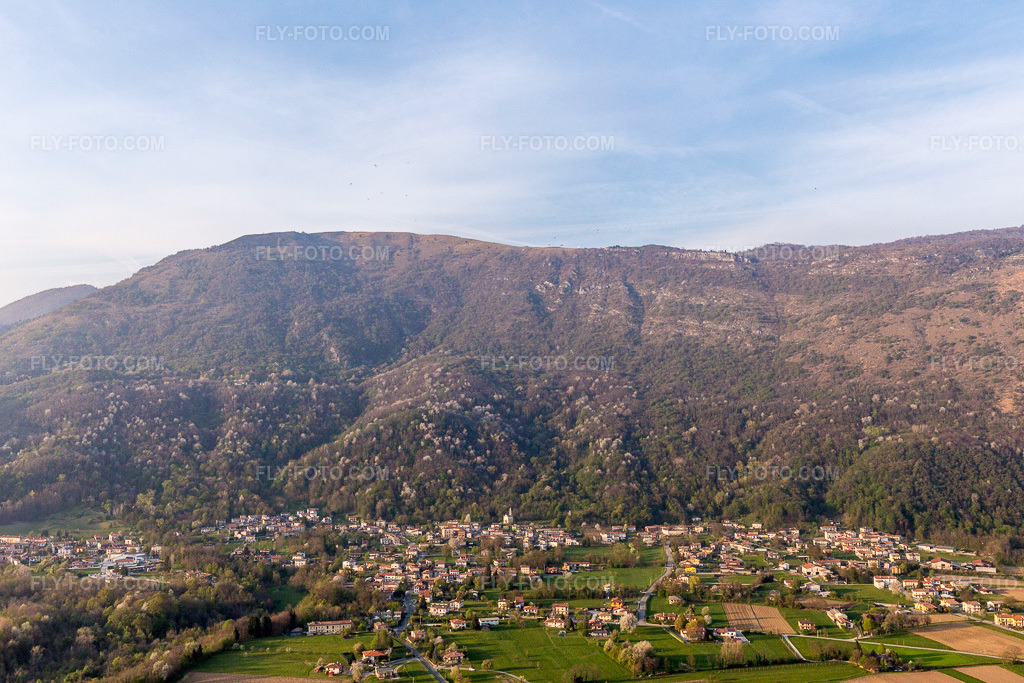 Aerial view: View of the town in Monteli in the state Friuli Venezia Giulia, Italy. – Photo: IMG_098926.jpg taken on 04/08/2017 by Werner Riehm/FLY-FOTO.com – Resolution of the original: 5472 x 3648 px