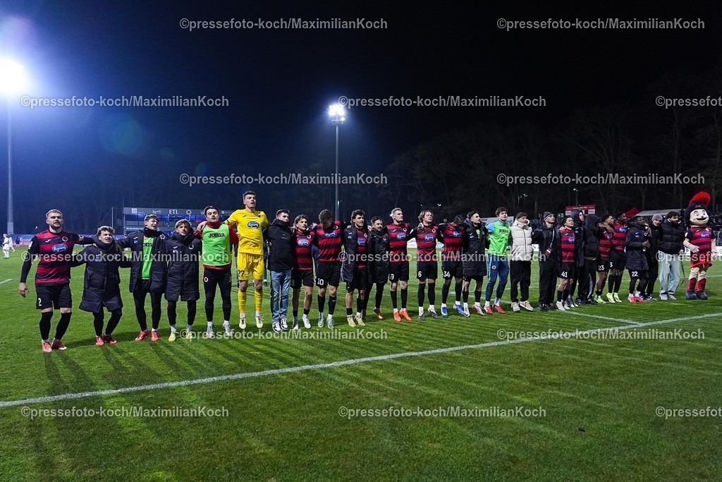 xYDRx23012601060 | 23.01.2026, xydrx, Fußball, 3.Liga, FC Viktoria Köln - 1.FC Saarbrücken, Saison 2025 2026, Sportpark Höhenberg: Lars Dietz (FC Viktoria Köln #2) Leander Nicolas Popp (FC Viktoria Köln #29) Arne Schulz (FC Viktoria Köln #27)  Florian Engelhardt (FC Viktoria Köln #8) David Otto (FC Viktoria Köln #10) Leonhard Muenst (FC Viktoria Köln #5) Meiko Sponsel (FC Viktoria Köln #19) Tobias Eisenhuth (FC Viktoria Köln #6) Frank Ronstadt (FC Viktoria Köln #34) Soichiro Kozuki (FC Viktoria Köln #41) Benjamin Zank (FC Viktoria Köln #23) Verthomy Schilo Boboy (FC Viktoria Köln #22) feiern den 2:0 Sieg  DFB regulations prohibit any use of photographs as image sequences and or quasi-video. Photo: xYannisxDreimannxPressefotoKochx