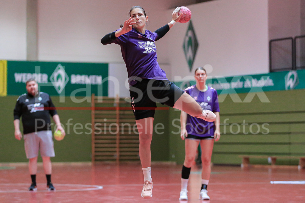 Handball, 2. Bundesliga Frauen, Training SV Werder Bremen | v.li.: Anna Lena Bergmann (SV Werder Bremen, 25) am Ball, Spielszene, Aktion, Action