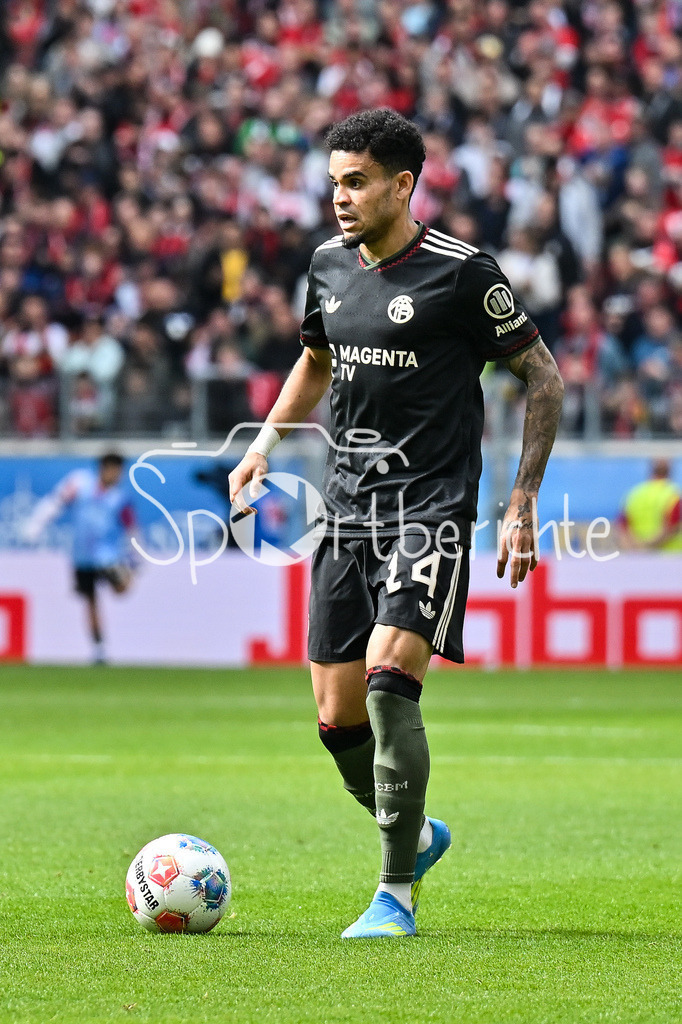 SC Freiburg - FC Bayern München | FREIBURG, GERMANY - 04. APRIL: am Ball Luis DIAZ (FC Bayern Munich 14) / Einzelfoto / Freisteller während dem Bundesligamatch zwischen dem SC Freiburg und dem FC Bayern München am 28. Spieltag im Europa-Park Stadion / DFL REGULATIONS PROHIBIT ANY USE OF PHOTOGRAPHS AS IMAGE SEQUENCES AND/OR QUASI-VIDEO