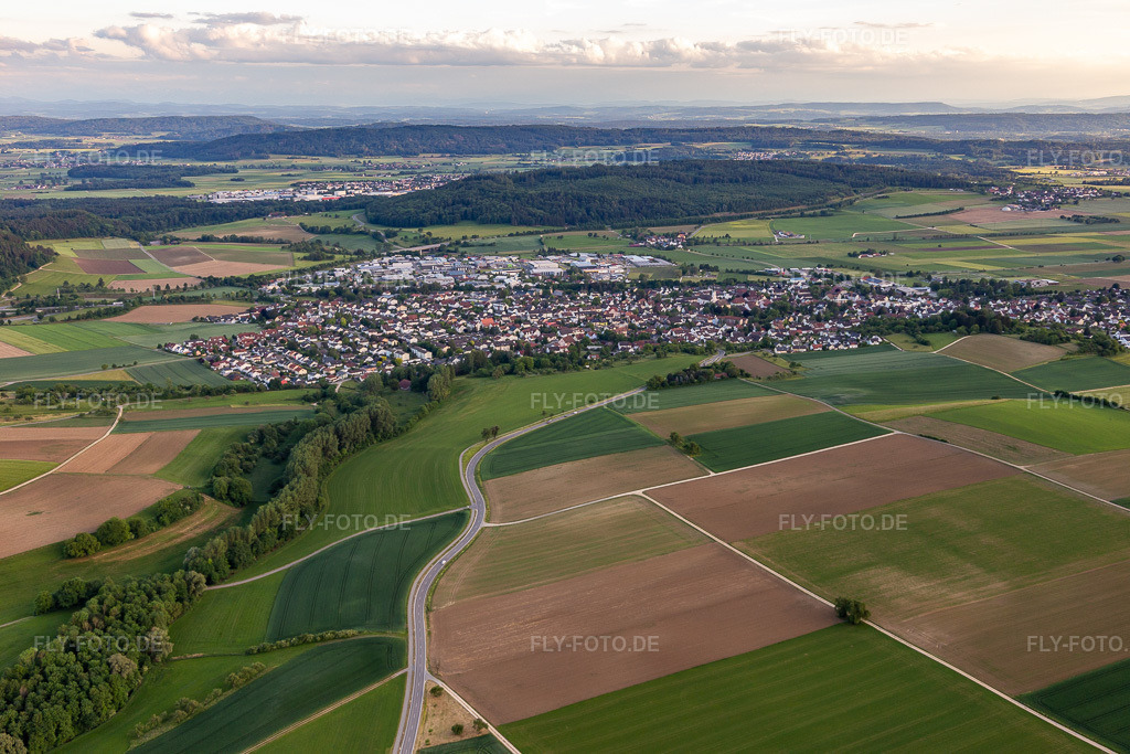 Luftbild:  in Hilzingen im Bundesland Baden-Württemberg in Deutschland. – Foto: IMG_131820.jpg vom 25.05.2022 durch Werner Riehm/FLY-FOTO.de – Auflösung des Originals: 5472 x 3648 px – WWW.HILZINGEN.DE