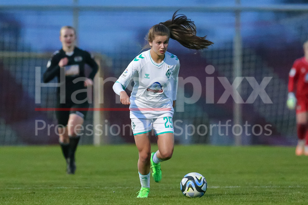 Fussball, Testspiel Frauen, SV Henstedt-Ulzburg - SV Werder Bremen | v.li.: Melina Kunkel (SV Werder Bremen, 29) am Ball, Einzelbild, Ganzkörper, Aktion, Action, Spielszene