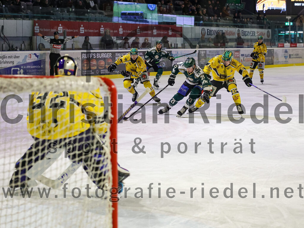 2025-12-19_053_TSV_Erding_gegen_Toelzer_Loewen | Erding, Deutschland, 19.12.2025:Eishockey, Oberliga Süd 2025 / 2026, 27. Spieltag, TSV Erding gegen Tölzer Löwen, Endergebnis: 2:5Torwart Matthias Bittner (Tölzer Löwen, #32), Erik Modlmayr (Erding Gladiators, #21), Florian Kästele (Tölzer Löwen, #21)Foto: Christian Riedel / fotografie-riedel.net