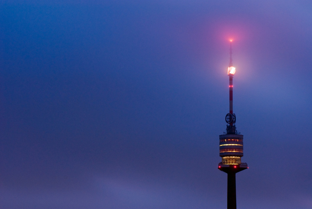 Donauturm im Nebel | Wien, Austria - November 29, 2009: Donauturm im Nebel. - Realisiert mit Pictrs.com