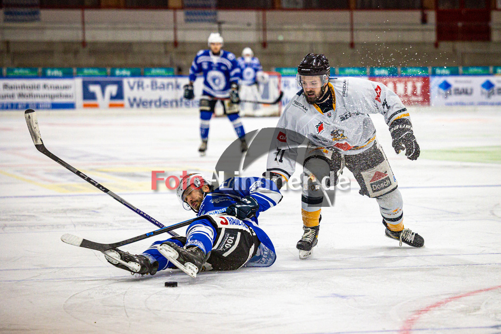 SC Forst NATURE BOYS gegen WANDERERS Germering | Eishockey Landesliaga Herren Gruppe A 2024/2025, SC Forst NATURE BOYS gegen WANDERERS Germering, 20241025,Zweikampf Marco MOOSLECHNER (Nature Boyz 17) und 71 Thomas KÖPPL (WANDERERS 71),2024-10-25 in Peißenberg (Eisstadion Peißenberg), Marco MOOSLECHNER (Nature Boyz 17), 71 Thomas KÖPPL (WANDERERS 71)Copyright: WolfgangxLindner www.foto-lindner.de