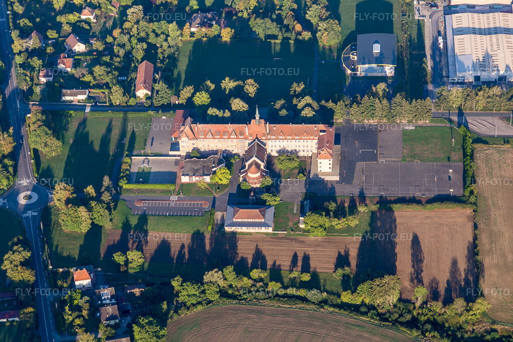 Vue aérienne: Collège Saint-Antoine à Phalsbourg dans le département Moselle, France – .Photo: IMG_111682.jpg prise le 16/09/2018 par Werner Riehm/FLY-FOTO.eu – Résolution de l'original: 5370 x 3580 px
