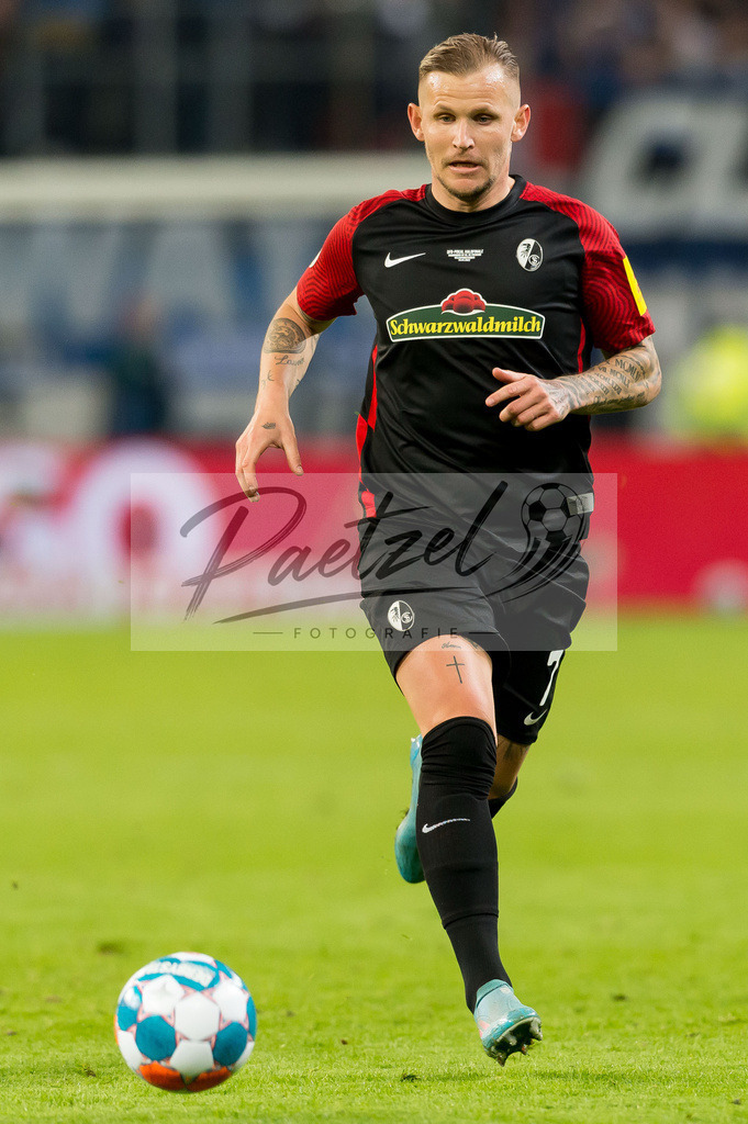 HSVSCF20220419_115 | Fussball, Herren: Jonathan Schmid (SC Freiburg) in Aktion, am Ball, Einzelaktion beim DFB-Pokal-Halbfinalspiel zwischen Hamburger SV und SC Freiburg im Volksparkstadion am 19.04.2022 in Hamburg, Deutschland.DFB / DFL REGULATIONS PROHIBIT ANY USE OF PHOTOGRAPHS AS IMAGE SEQUENCES AND/OR QUASI-VIDEO. - Realisiert mit Pictrs.com