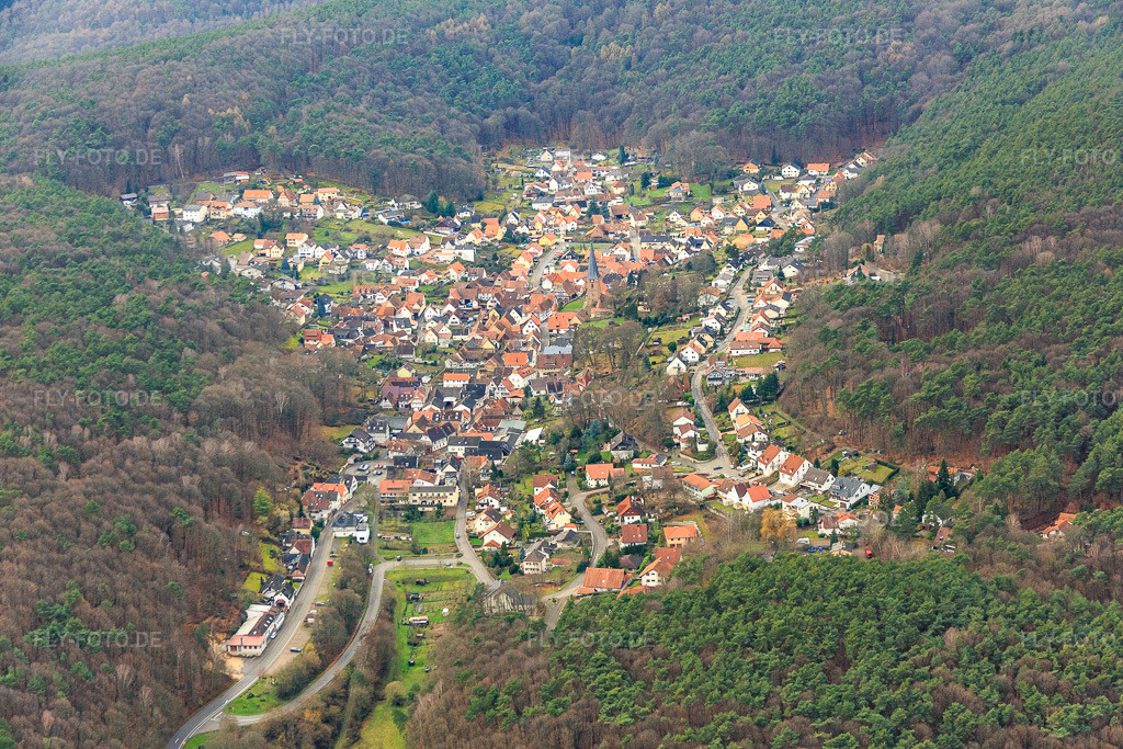 Luftbild: Dorf versteckt im Pfälzerwald in Dörrenbach im Bundesland Rheinland-Pfalz in Deutschland. Foto: IMG_085737.jpg vom 08.01.2016 durch Werner Riehm/FLY-FOTO.de
