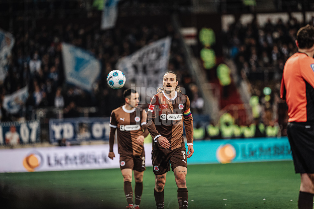 Fußball | Männer | Saison 2024/2025  | Fußball-Bundesliga | 26. Spieltag | FC St. Pauli vs. TSG Hoffenheim | 14.03.2025 | Jackson Irvine (#7, FC St. Pauli)