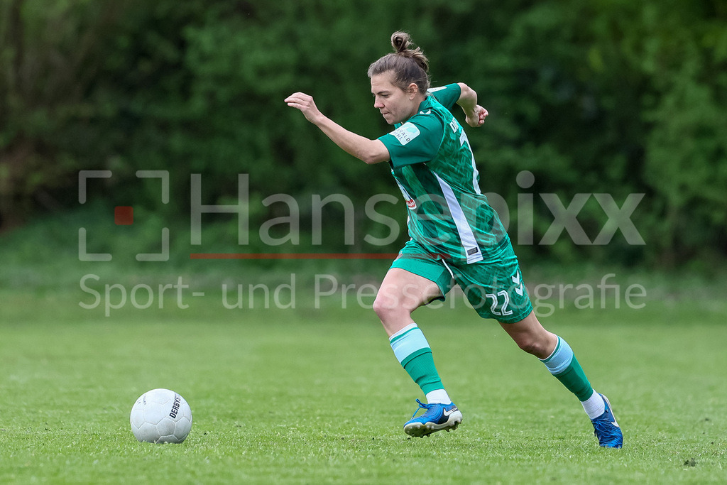 Fussball, Testspiel Frauen, ATS Buntentor - SV Werder Bremen | v.li.: Rieke Dieckmann (SV Werder Bremen, 22) am Ball, Freisteller, Einzelbild, Ganzkörper, Aktion, Action, Spielszene