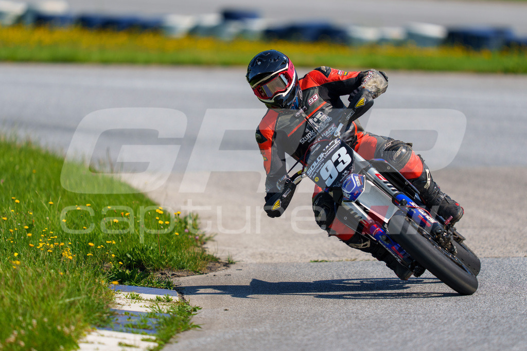 SuperMoto_Staatsmeisterschaft_Greinbach_279 | GRIPcapture steht für authentische Sportfotografie in Österreich – für Momente, die mehr sind als Geschwindigkeit oder Ergebnis. Es geht um Emotion, Spannung, Fokus und den Augenblick, der oft nur einen Wimpernschlag dauert.Ob Motorsport, Teamsport oder 