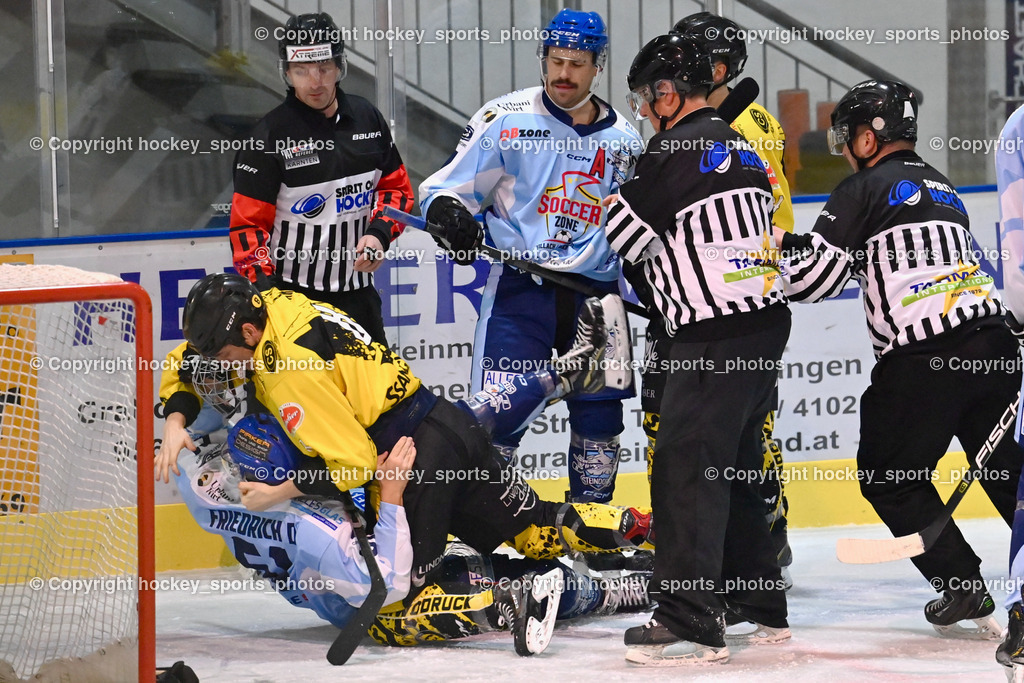 ESC Steindorf vs. EC Spittal Hornets 3.12.2022 | HOLZER Daniel, PIEBER Manuel, WUCHERER Gerald, Referees, #11 Toff Nico, #8 Komar Luca, #61 Friedrich Daniel, Faustkampf