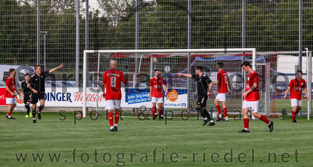 2023-08-25_058_FC_Finsing_gegen_FC_Lengdorf | Finsing, Deutschland, 25.08.2023:
Fußball, Kreisliga 2023 / 2024, 6. Spieltag, FC Finsing gegen FC Lengdorf, Endergebnis: 5:0

Jubel nach dem 1:0 durch Marco Simml (FC Finsing, #19)
Marco Simml (FC Finsing, #19), Gianfranco Soave (FC Lengdorf, #8), Andre Huber (FC Finsing, #9), Bastian Fischer (FC Lengdorf, #12)

Foto: Christian Riedel / fotografie-riedel.net
