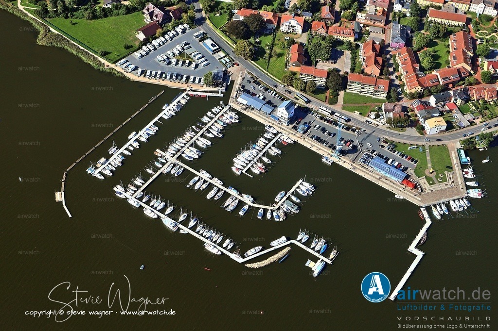 Luftbilder Schleswiger Stadthafen | Schleswiger Stadthafen: Kulinarisch wird der Besuch durch Cafés, Bistros und Restaurants am Hafen abgerundet, die Angebote wie Sektfrühstück, Fischbrötchen oder Kuchen bereithalten.