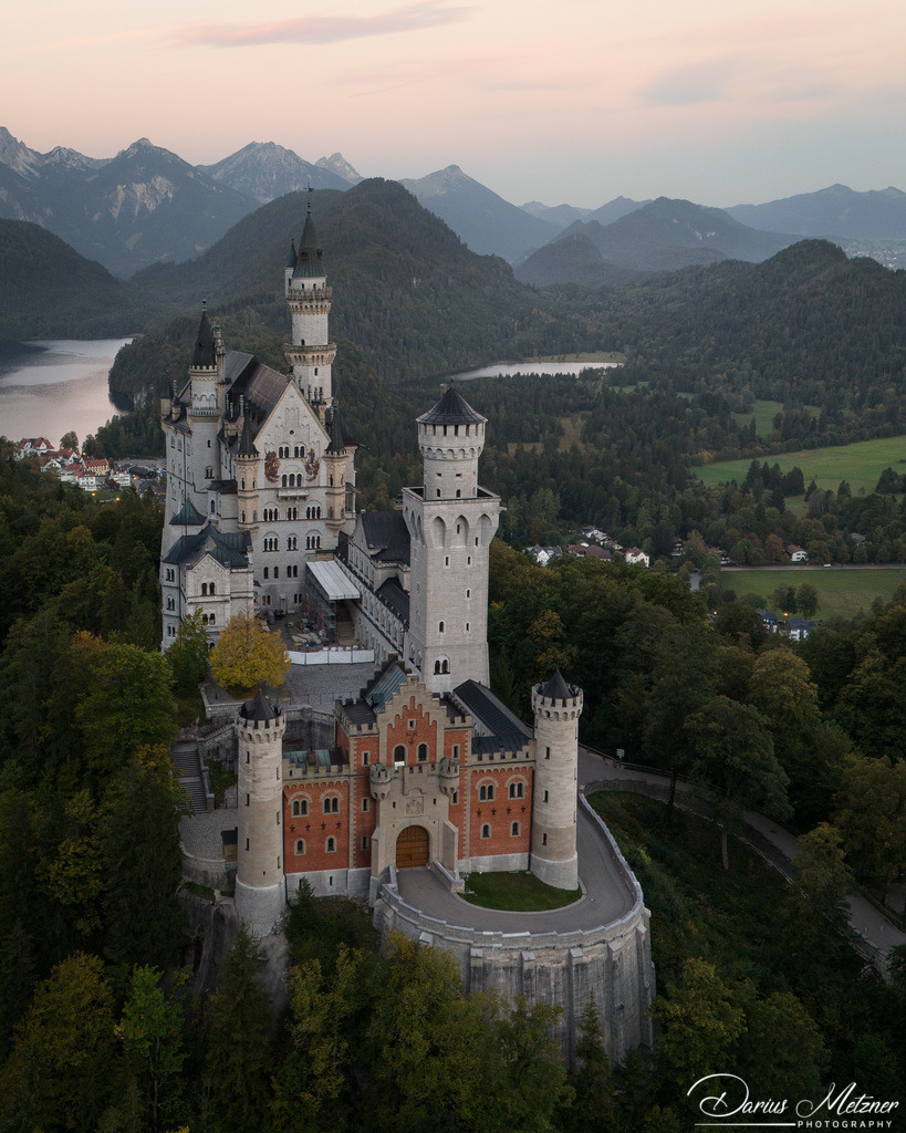 Das Schloss Neuschwanstein | Das Schloss Neuschwanstein steht oberhalb von Hohenschwangau bei Füssen im südöstlichen bayerischen Allgäu