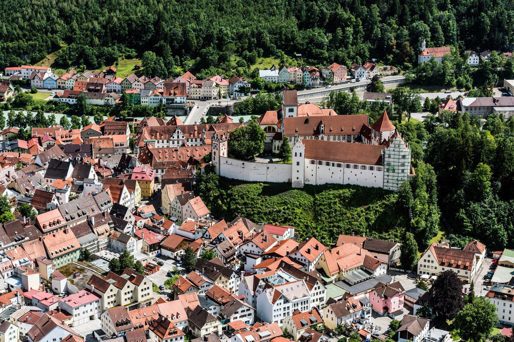 dr__0019211.jpg | FüSSEN 04.07.2017 Burganlage des Schloß Hohes Schloss Füssen in Füssen im Bundesland Bayern, Deutschland. // Castle of Schloss Hohes Schloss Fuessen in Fuessen in the state Bavaria, Germany. Foto: Daniel Reiter