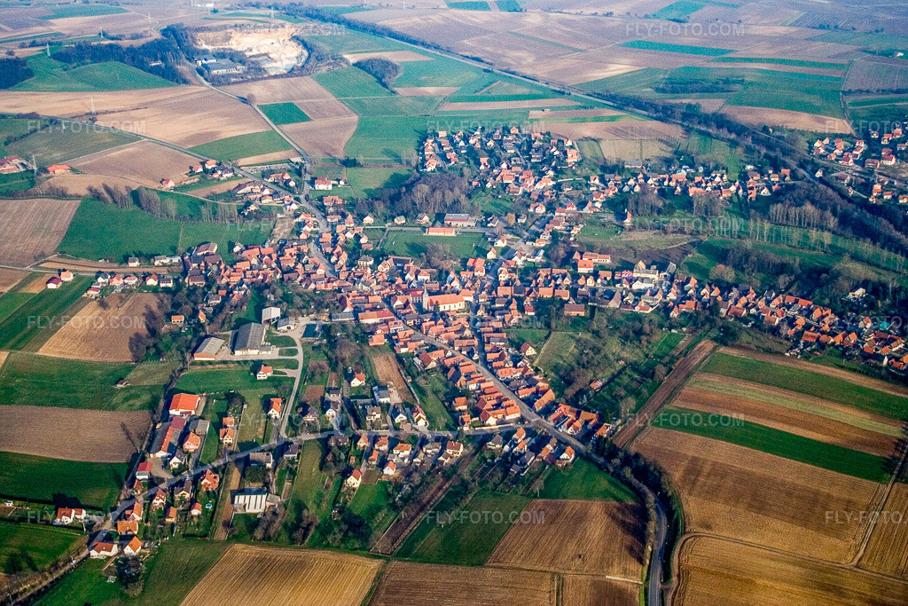 Aerial view: View of the town from the south in Riedseltz in the state Bas-Rhin, France. – Photo: IMG_5129.jpg taken on 12/29/2006 by Werner Riehm/FLY-FOTO.com – Resolution of the original: 3456 x 2304 px