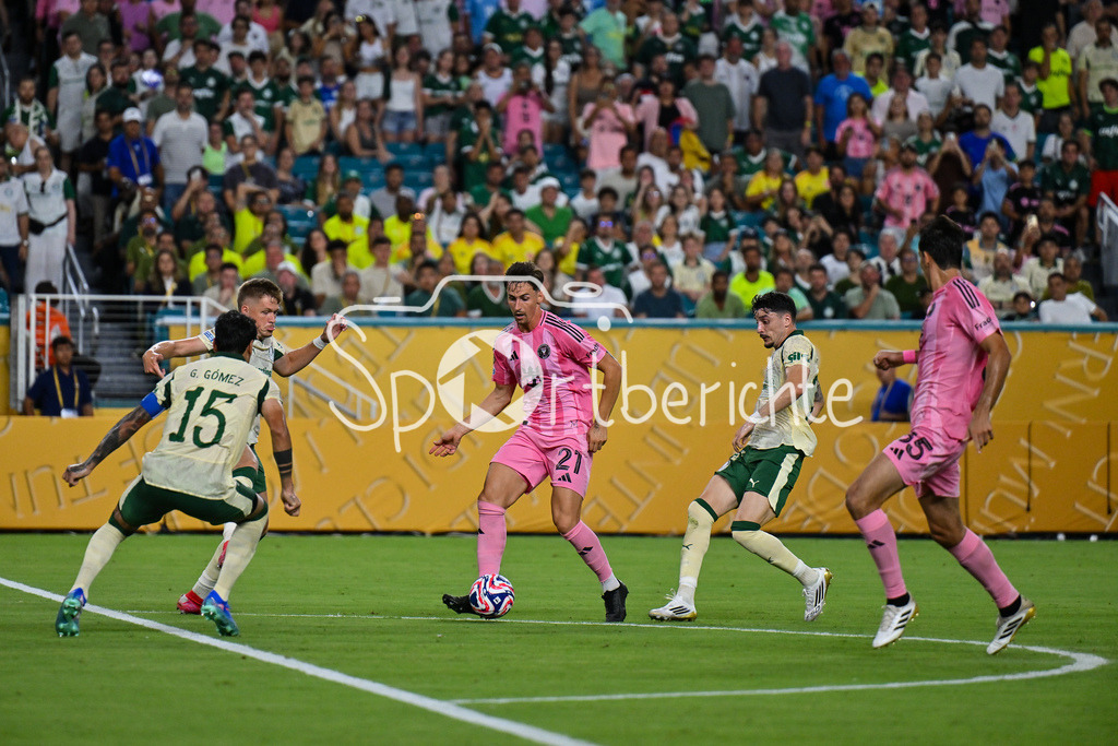 Inter Miami CF - Palmeiras Sao Paulo | Tadeo ALLENDE (Inter Miami 21) im Duell mit Gustavo GOMEZ (Palmeiras 15) / Zweikampf / FIFA Club World Cup: Inter Miami CF - Palmeiras Sao Paulo, Hard Rock Stadium am 23.06.2025 / NOT FOR SALE IN USA