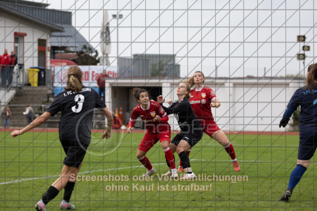 20251012_132231_0372 | #,1.FC Donzdorf (schwarz) vs. VfB Stuttgart II (rot), Fussball, Frauen-Verbandsliga Württemberg, 05. Spieltag, Saison 2025/2026, Rasenplatz Lautertal Stadion, Süßener Straße 16, 73072 Donzdorf, 12.10.2025 - 13:00 Uhr,Foto: PhotoPeet-Sportfotografie/Peter Harich