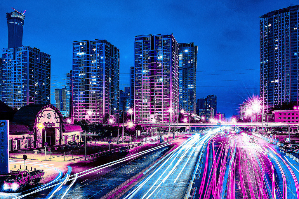 City Lights of Tokyo | Futuristischer können die Straßen Tokyos nicht aussehen. Cyberpunk-Motiv mit Langzeitbelichtung. Eine lebendige Szenerie in Blau, Pink und Violett. Ein hochwertiges Wandbild in brillanter Druckqualität auf Acrylglas, Alu-Dibond, Leinwand und vielen weiteren Wandprodukten perfekte geeignet für Ihr Ambiente. - Realisiert mit Pictrs.com