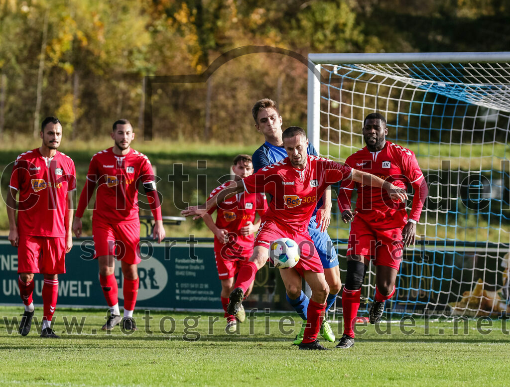 2023-11-04_088_FC_Langengeisling_gegen_VfL_Waldkraiburg | Erding, Deutschland, 04.11.2023:
Fußball, Bezirksliga Oberbayern Ost 2023 / 2024, 16. Spieltag, FC Langengeisling gegen VfL Waldkraiburg, Endergebnis: 2:0

Niko Simak (FC Langengeisling, #3), Raimund Stuiber (VfL Waldkraiburg, #4), Henry Oguti (VfL Waldkraiburg, #11)

Foto: Christian Riedel / fotografie-riedel.net
